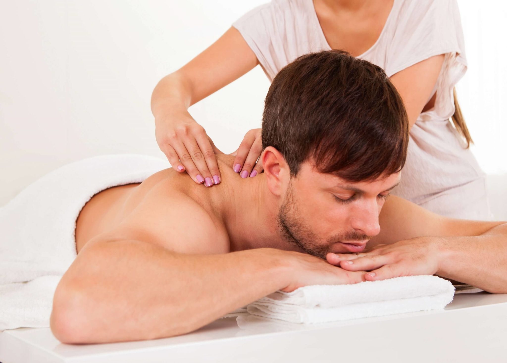 Как делать массаж мужчине когда у него волосы